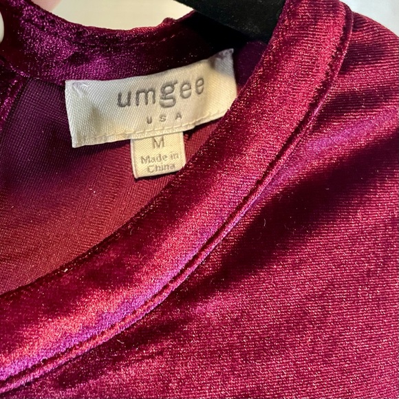 Umgee size Med sleeveless Burgundy velour mini dresss with keyhole front & back - Picture 3 of 6